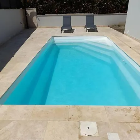 Avec Piscine Chauffee Entre Terre Et *
