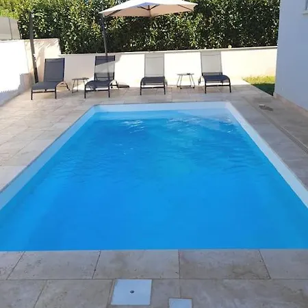 Avec Piscine Chauffee Entre Terre Et